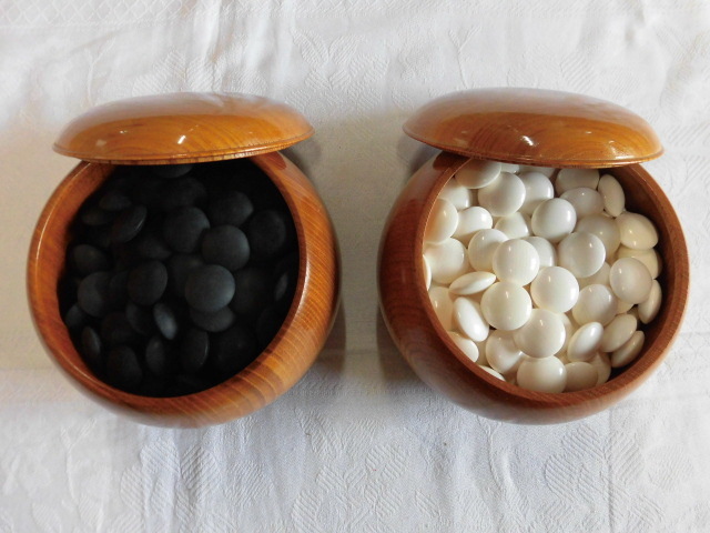 現状品 碁石 黒180 白180 本蛤碁石 那智黒石 本蛤 雪印34号 現状品 碁石 黒180 白180 本蛤碁石 那智黒石 本蛤 雪印34号