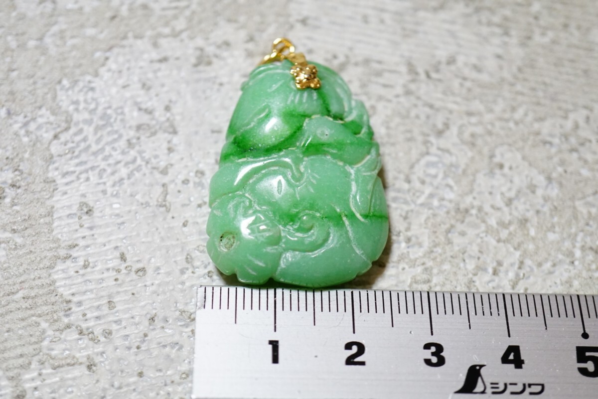 329 天然石 緑石 彫刻 ペンダント ネックレス ヴィンテージ 329 天然石 緑石 彫刻 ペンダント ネックレス ヴィンテージ