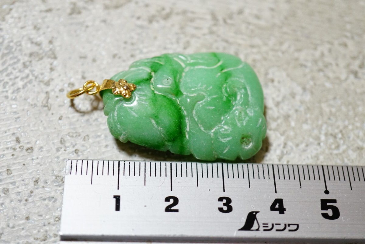 329 天然石 緑石 彫刻 ペンダント ネックレス ヴィンテージ 329 天然石 緑石 彫刻 ペンダント ネックレス ヴィンテージ