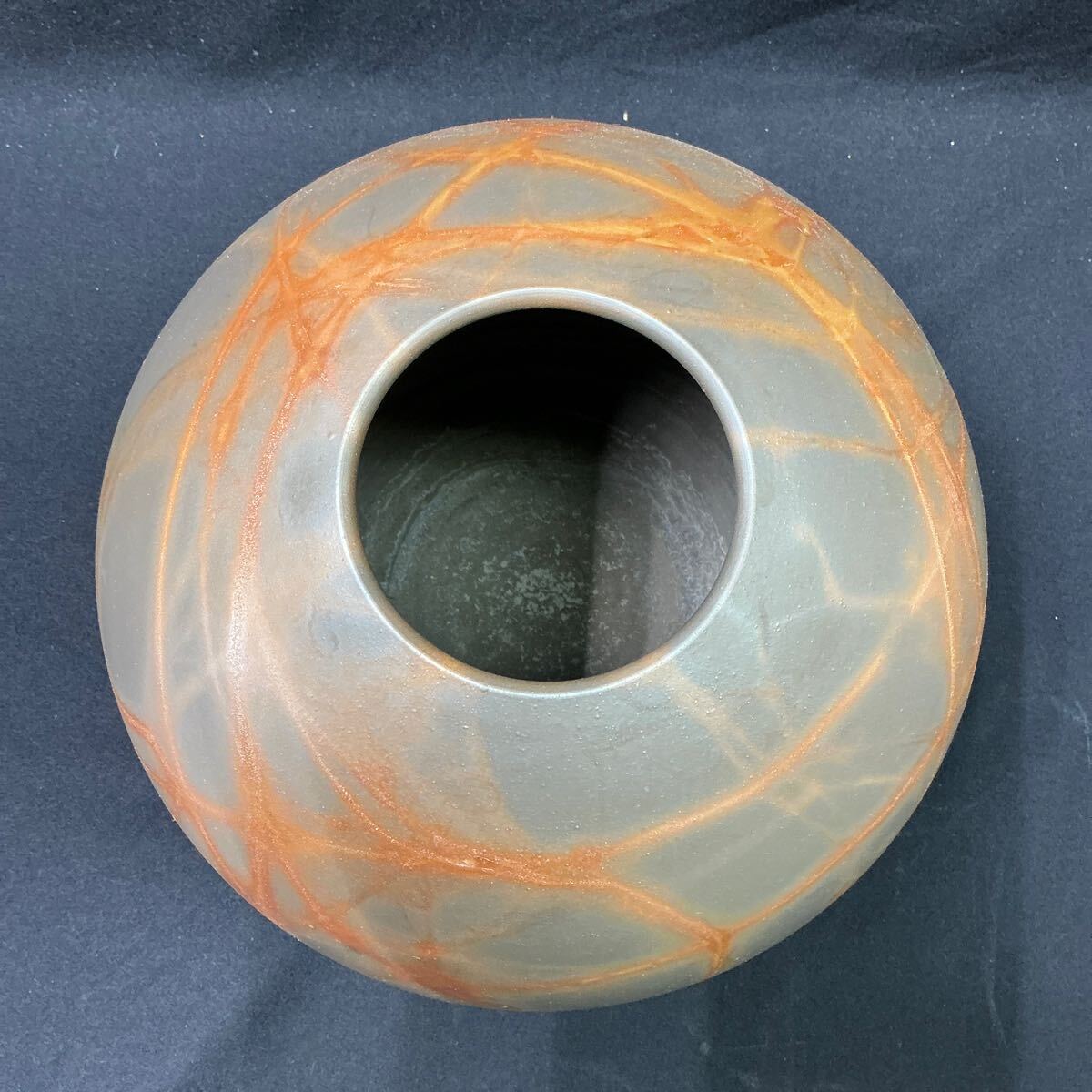 B63】送無 美品 備前焼 岸本昭彦作 壺 緋襷 球型 火襷 磨備前 B63】送無 美品 備前焼 岸本昭彦作 壺 緋襷 球型 火襷 磨備前