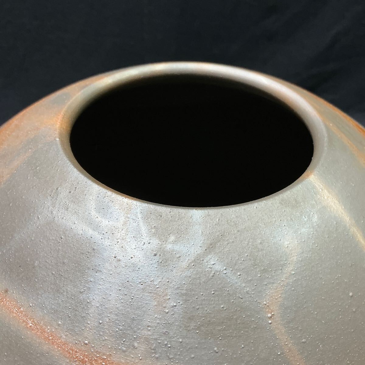 B63】送無 美品 備前焼 岸本昭彦作 壺 緋襷 球型 火襷 磨備前 B63】送無 美品 備前焼 岸本昭彦作 壺 緋襷 球型 火襷 磨備前