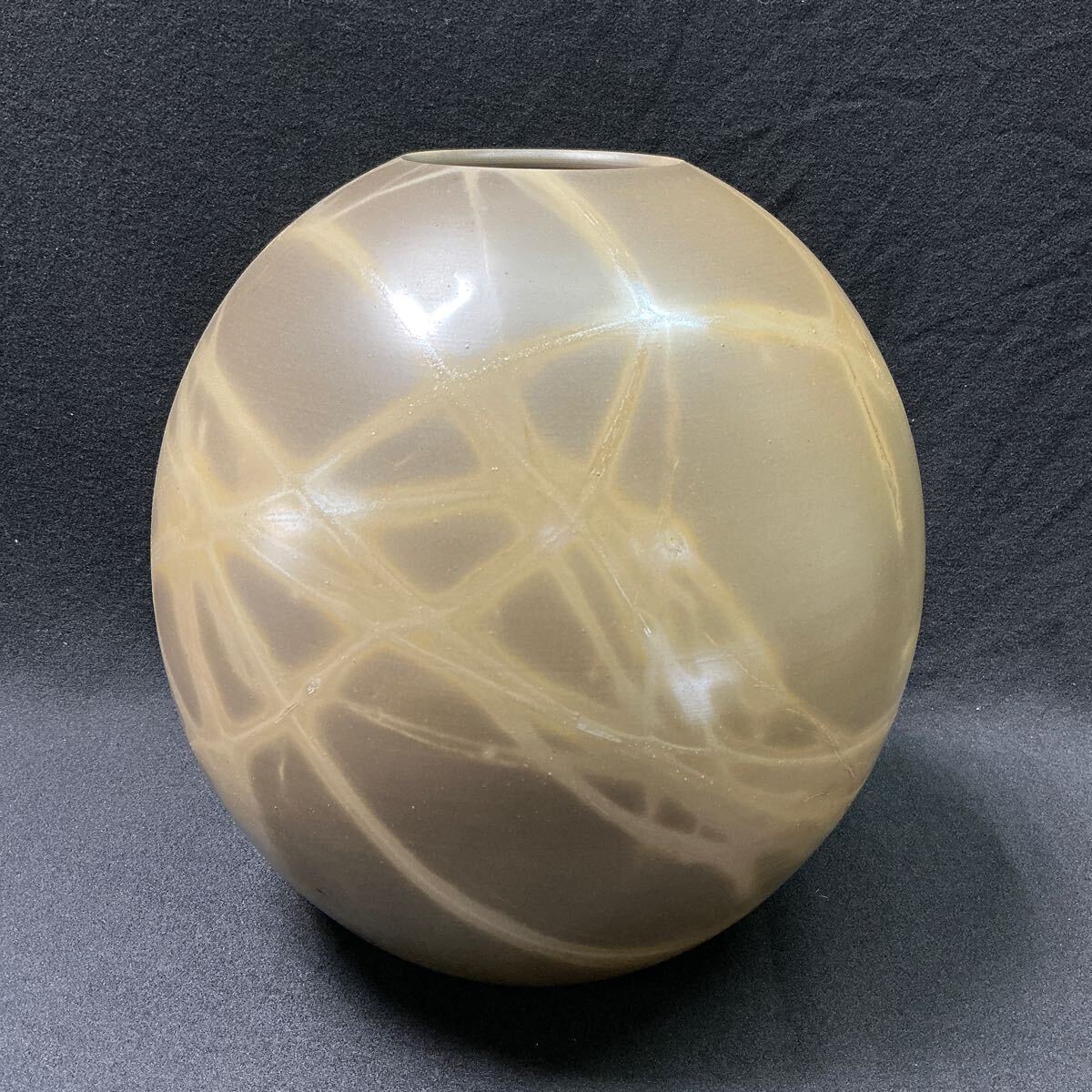 B92】送無 美品 備前焼 岸本昭彦作 壺 緋襷 球型 火襷 磨備前 B92】送無 美品 備前焼 岸本昭彦作 壺 緋襷 球型 火襷 磨備前