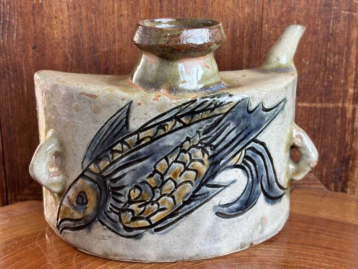 美品☆人間国宝【金城次郎】壺屋焼 ≪ 抱瓶 ≫ 魚紋 沖縄 琉球 美品☆人間国宝【金城次郎】壺屋焼 ≪ 抱瓶 ≫ 魚紋 沖縄 琉球