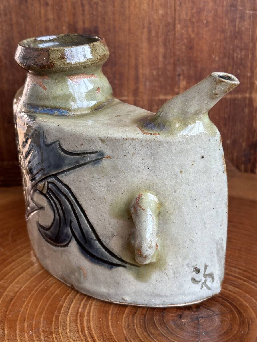 美品☆人間国宝【金城次郎】壺屋焼 ≪ 抱瓶 ≫ 魚紋 沖縄 琉球 美品☆人間国宝【金城次郎】壺屋焼 ≪ 抱瓶 ≫ 魚紋 沖縄 琉球