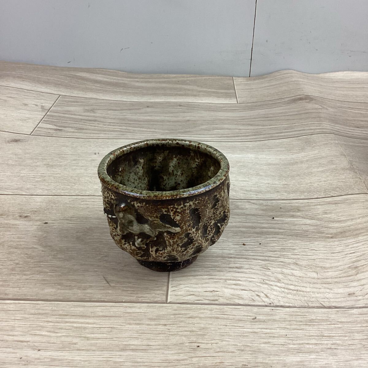 Y43135 相馬焼 茶碗 抹茶碗 1点 箱付き 銘あり 古相馬 貫入 跳ね Y43135 相馬焼 茶碗 抹茶碗 1点 箱付き 銘あり 古相馬 貫入 跳ね
