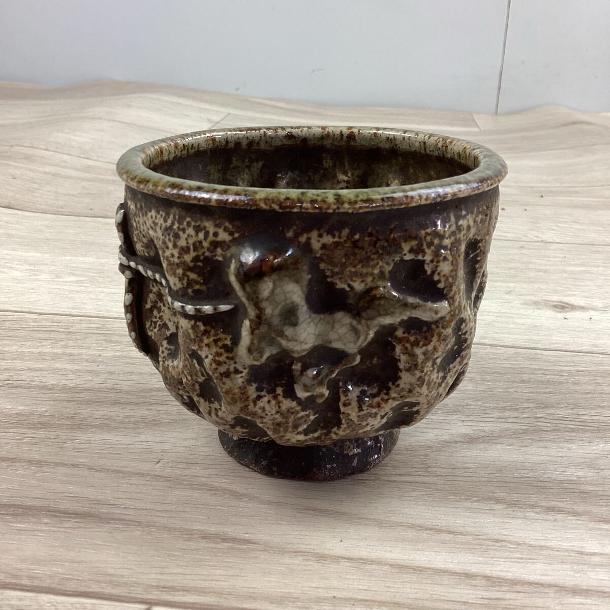 Y43135 相馬焼 茶碗 抹茶碗 1点 箱付き 銘あり 古相馬 貫入 跳ね Y43135 相馬焼 茶碗 抹茶碗 1点 箱付き 銘あり 古相馬 貫入 跳ね