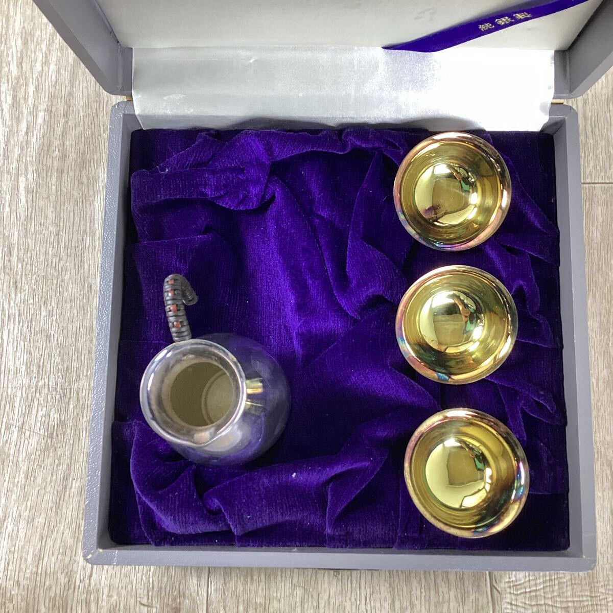 d43128 純銀製 酒器揃 徳利1 盃3 総重量 150g 箱入り お銚子 お d43128 純銀製 酒器揃 徳利1 盃3 総重量 150g 箱入り お銚子 お