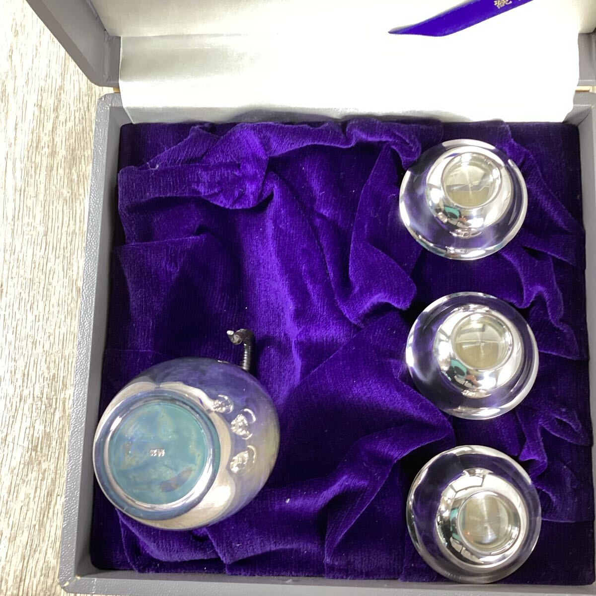 d43128 純銀製 酒器揃 徳利1 盃3 総重量 150g 箱入り お銚子 お d43128 純銀製 酒器揃 徳利1 盃3 総重量 150g 箱入り お銚子 お