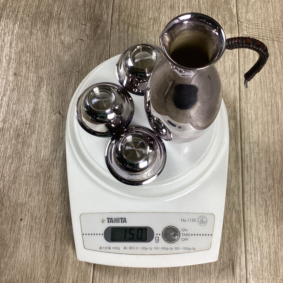 d43128 純銀製 酒器揃 徳利1 盃3 総重量 150g 箱入り お銚子 お d43128 純銀製 酒器揃 徳利1 盃3 総重量 150g 箱入り お銚子 お