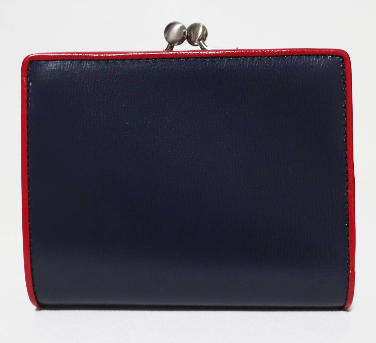 agnes b アニエスベー》箱付新品 型押しレザー がま口2つ折り agnes b アニエスベー》箱付新品 型押しレザー がま口2つ折り