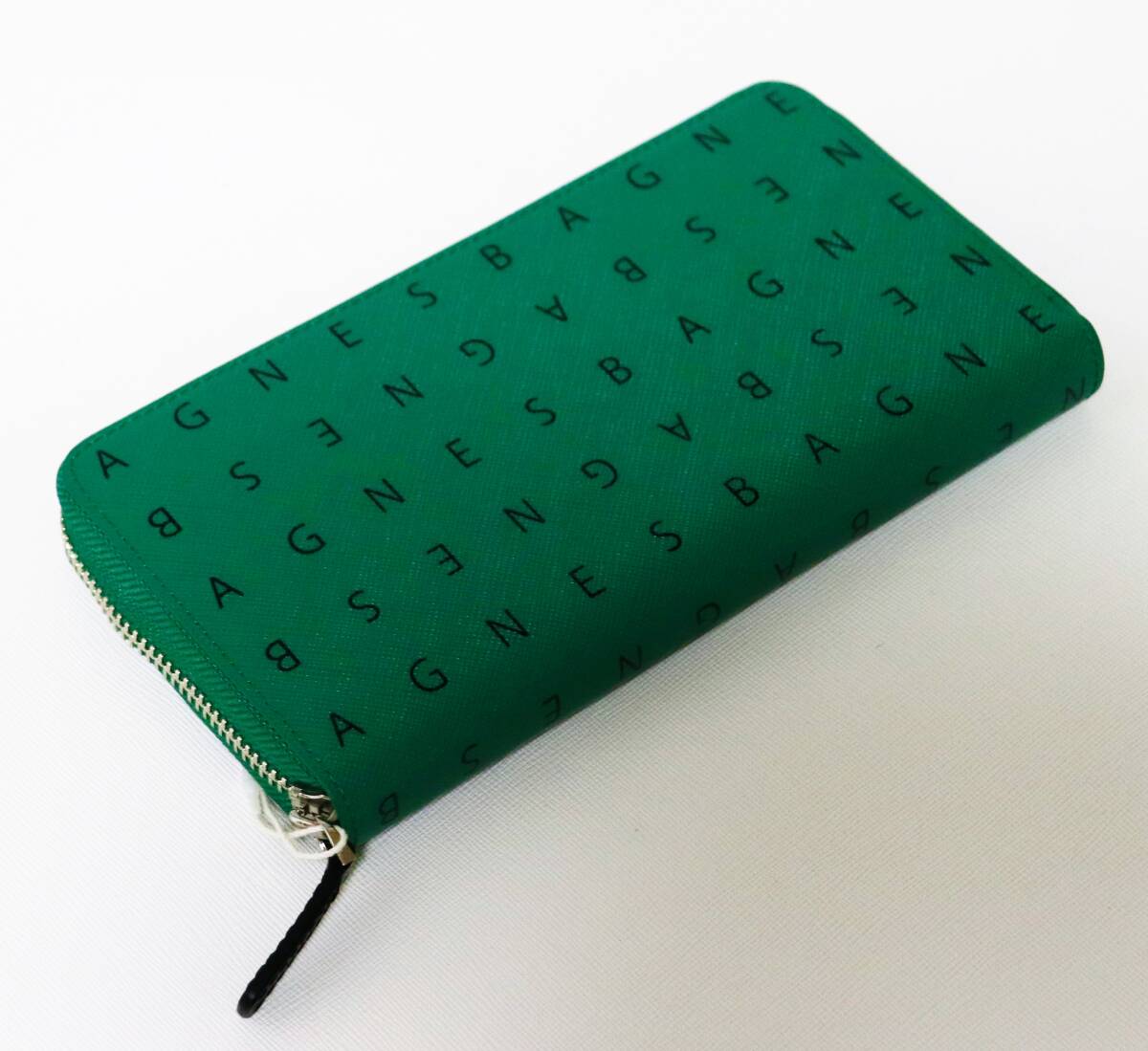 agnes b アニエスベー》箱付新品 定価26 400円 アルファべット柄 agnes b アニエスベー》箱付新品 定価26 400円 アルファべット柄