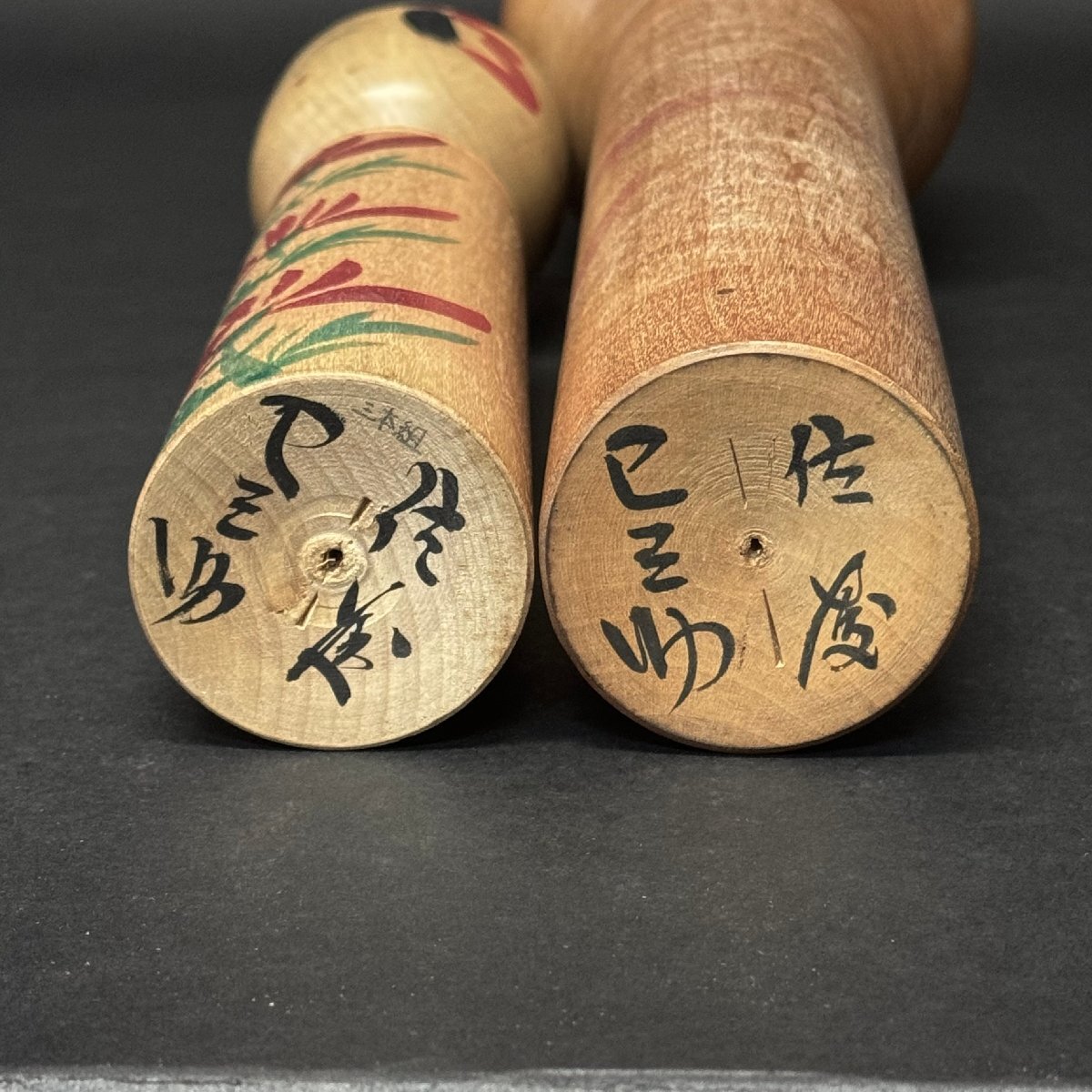 伝統こけし1014】佐藤巳之助 宮城県 肘折系 高さ:右)31㎝ 左 伝統こけし1014】佐藤巳之助 宮城県 肘折系 高さ:右)31㎝ 左