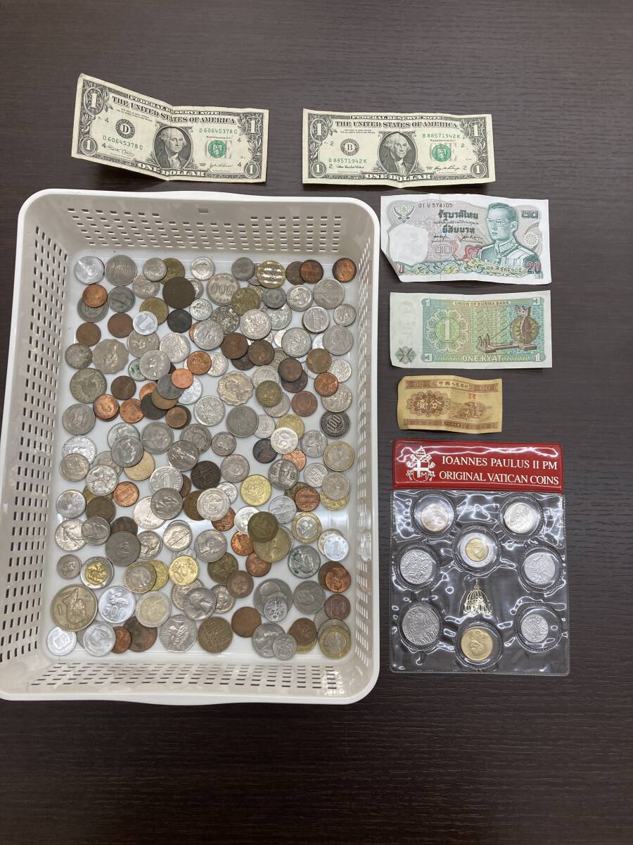 2550~3024】外国銭おまとめ 米ドル1ドル紙幣2枚 バチカンコイン 2550~3024】外国銭おまとめ 米ドル1ドル紙幣2枚 バチカンコイン