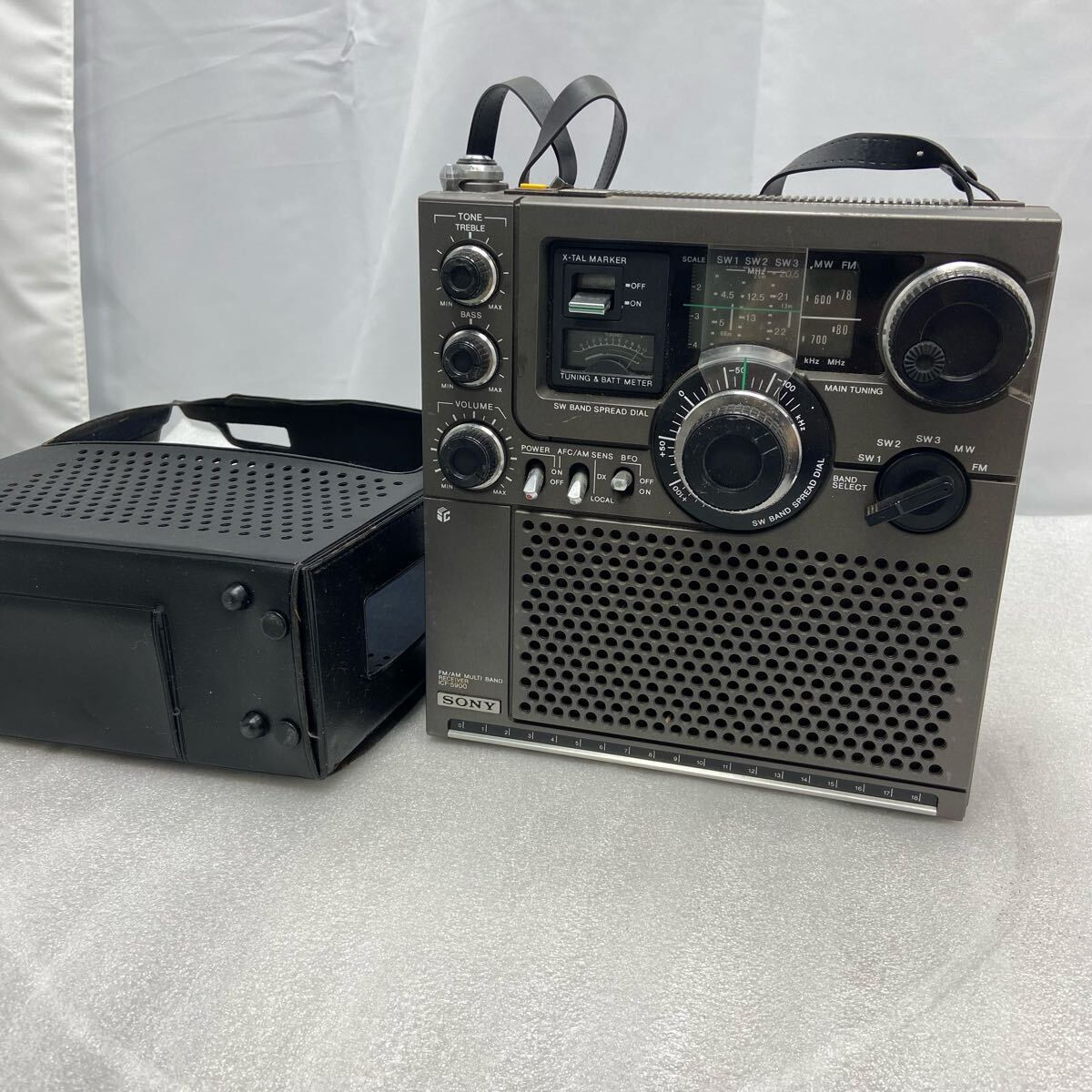 84）SONY FM/AM ラジオ ICF-5900 専用カバー付き(アンティーク