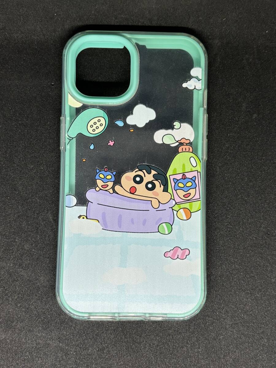 新品 iPhone15 クレヨンしんちゃん アクション仮面 スマホケース 未使用 アイフォン15用 カバー_画像1