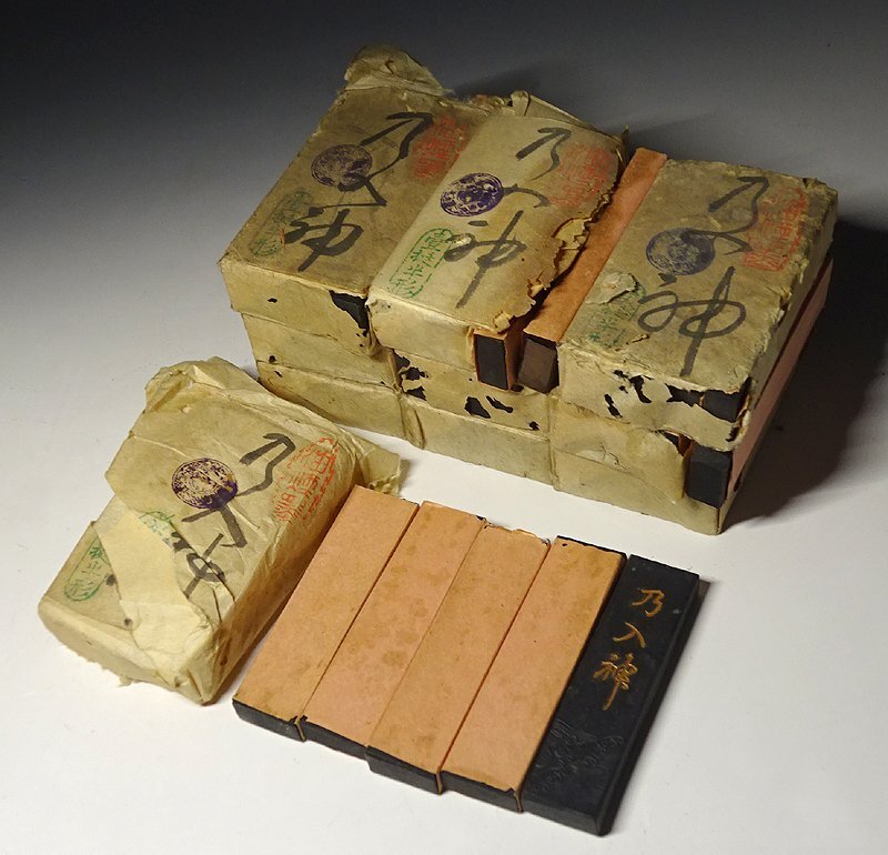 緑屋i□ 時代物 油煙墨 乃入神 未使用 古墨 50本 書道具 i9/3 緑屋i□ 時代物 油煙墨 乃入神 未使用 古墨 50本 書道具 i9/3