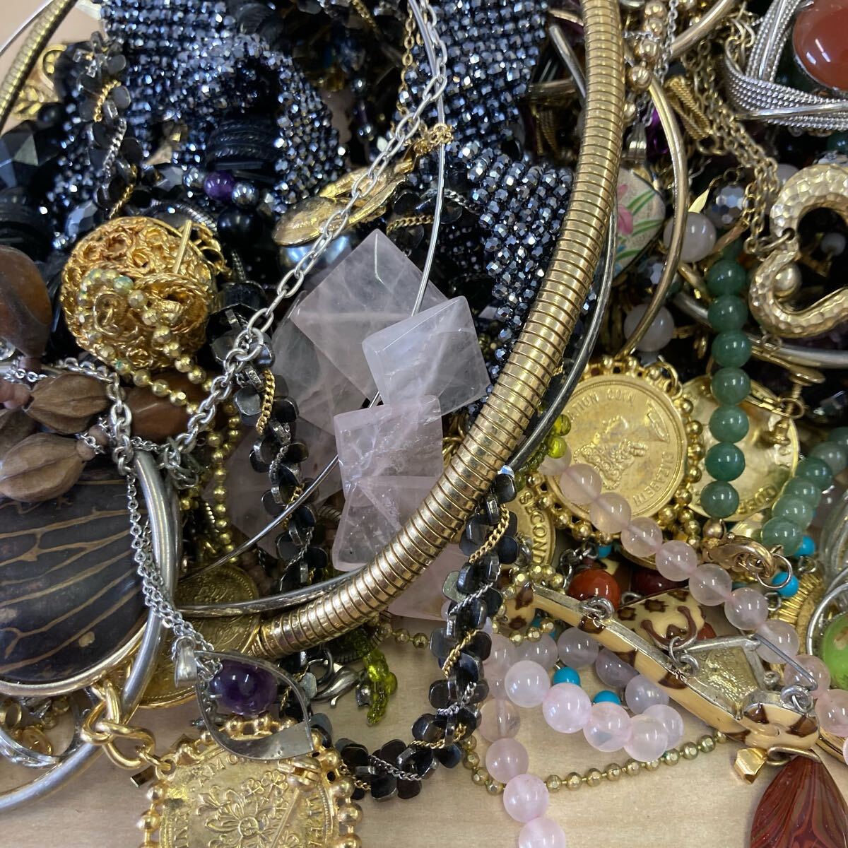 ☆T0420】アクセサリー まとめ 約2680g ネックレス ピアス ☆T0420】アクセサリー まとめ 約2680g ネックレス ピアス