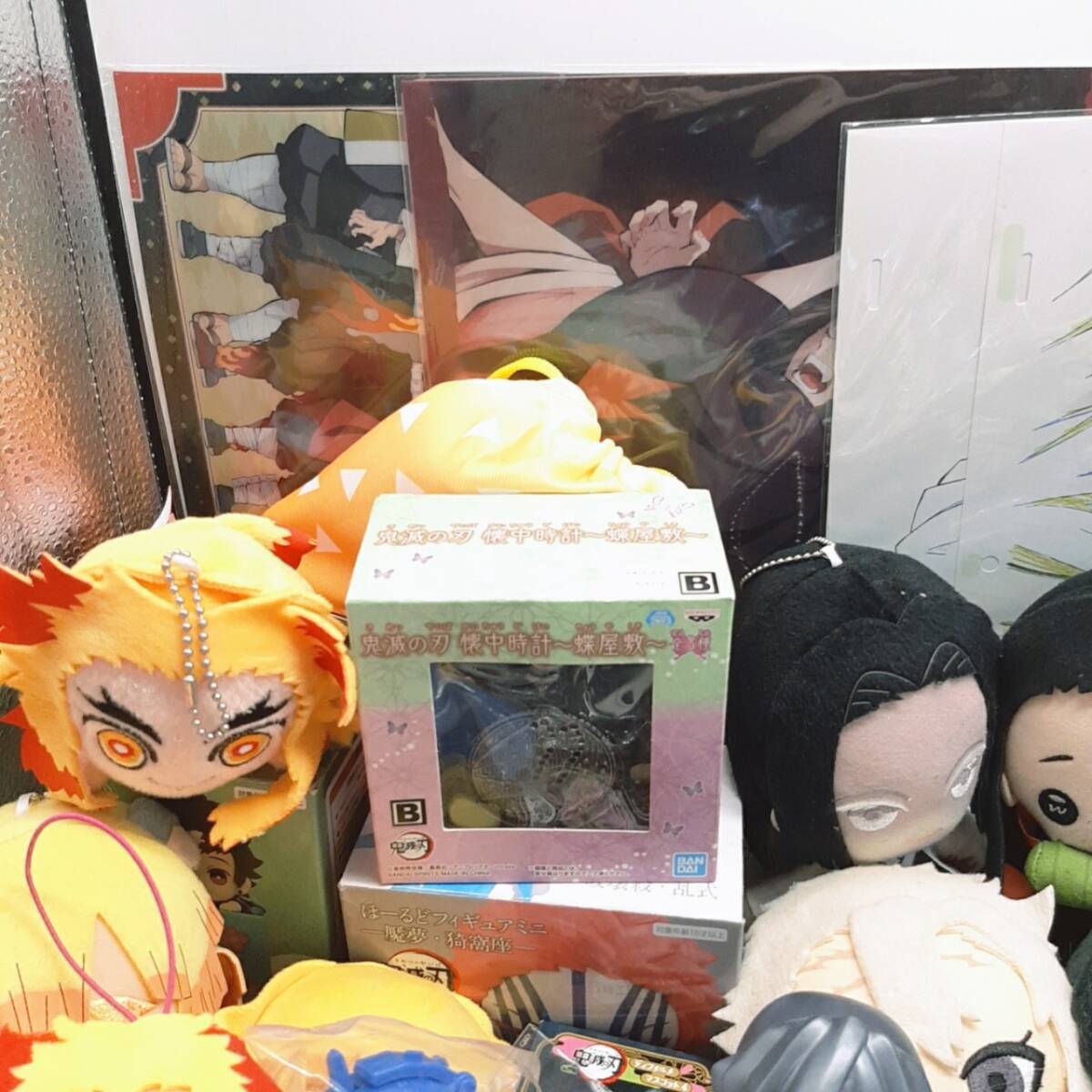 400 アニメグッズ まとめ売り 大量 缶バッジ キーホルダー 紙類