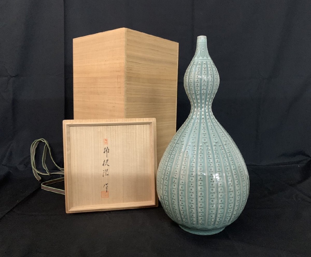 韓国 人間文化財 柳海剛(柳根瀅)作 高麗青磁 菊紋瓢箪形花瓶 韓国 人間文化財 柳海剛(柳根瀅)作 高麗青磁 菊紋瓢箪形花瓶