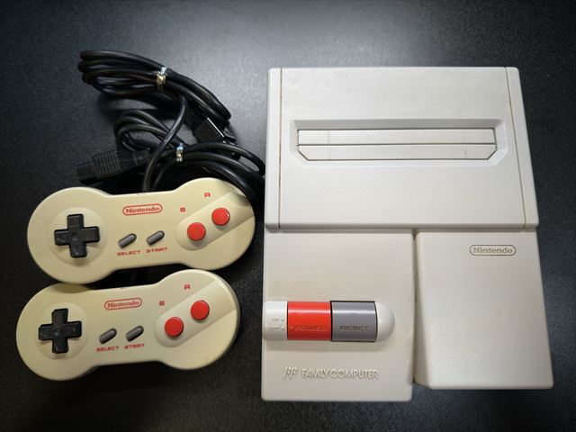 FC NINTENDO 任天堂 ニューファミコン HVC-101 本体と FC NINTENDO 任天堂 ニューファミコン HVC-101 本体と