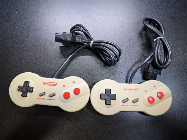 FC NINTENDO 任天堂 ニューファミコン HVC-101 本体と FC NINTENDO 任天堂 ニューファミコン HVC-101 本体と