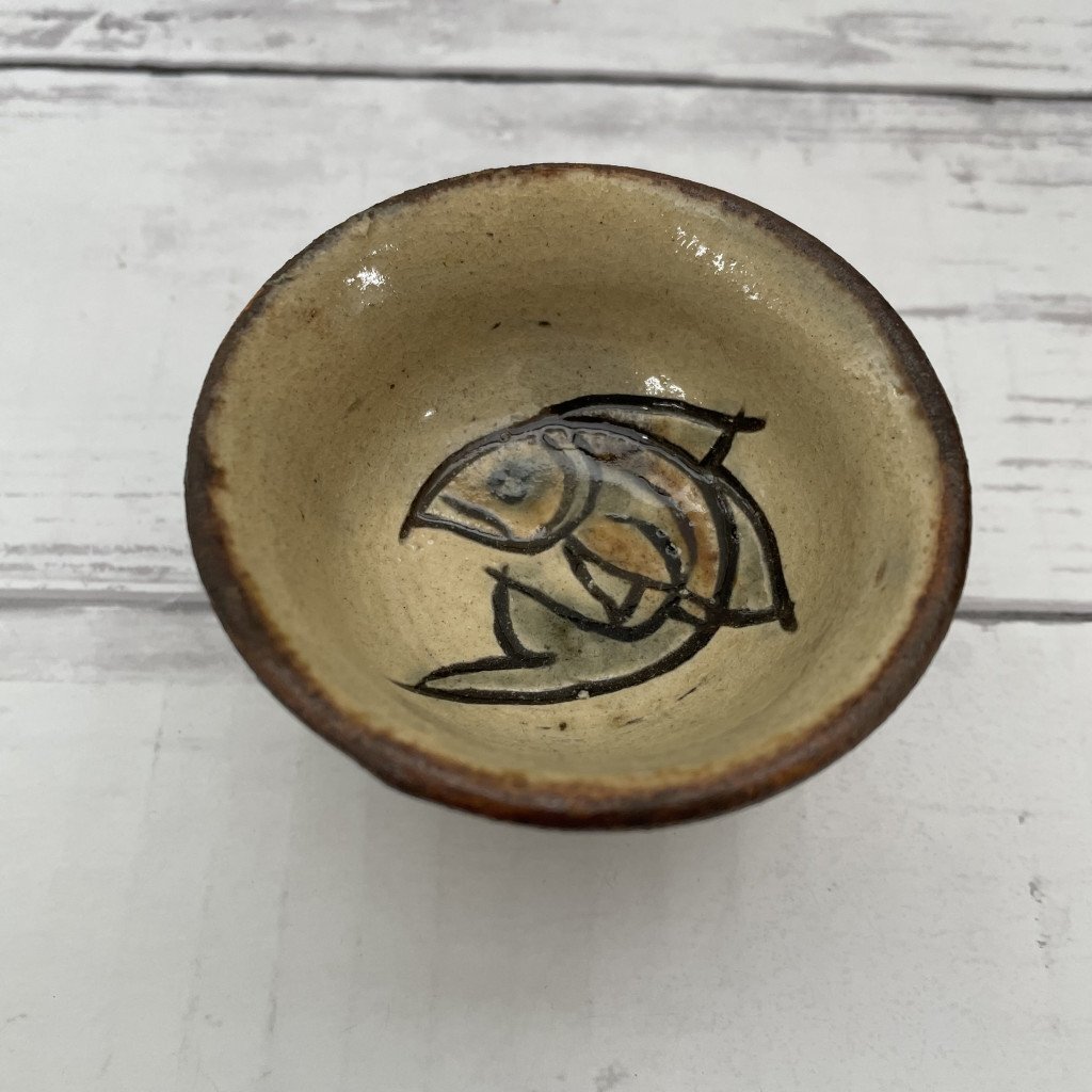 178500△人間国宝 金城次郎作 魚紋 ぐい呑 共箱・陶歴 「次」銘