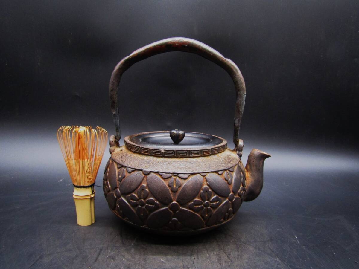 鉄瓶 古作 広口 桐葉紋様 龍文堂造 煎茶道具 鉄器 鉄壺 急須 鉄瓶 古作 広口 桐葉紋様 龍文堂造 煎茶道具 鉄器 鉄壺 急須