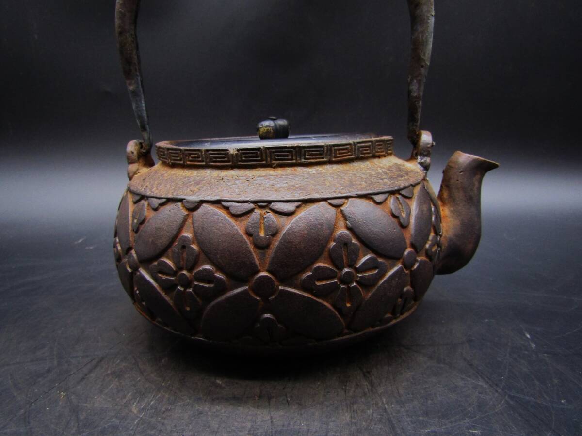 鉄瓶 古作 広口 桐葉紋様 龍文堂造 煎茶道具 鉄器 鉄壺 急須 鉄瓶 古作 広口 桐葉紋様 龍文堂造 煎茶道具 鉄器 鉄壺 急須