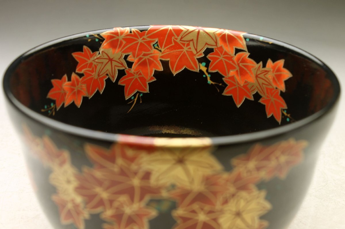 余韻】 清水焼 宮地英香 黒仁清紅葉 茶碗☆化粧箱 無傷美品<同 余韻】 清水焼 宮地英香 黒仁清紅葉 茶碗☆化粧箱 無傷美品<同