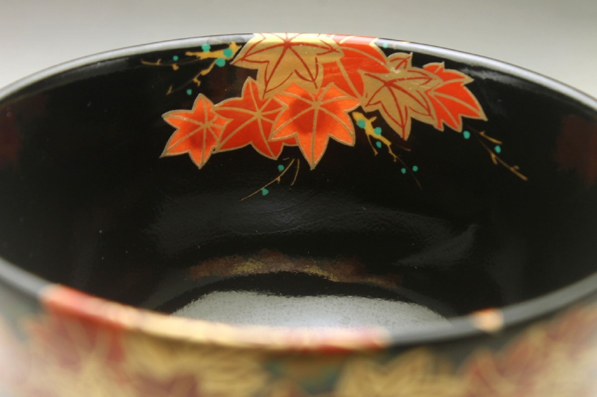 余韻】 清水焼 宮地英香 黒仁清紅葉 茶碗☆化粧箱 無傷美品<同 余韻】 清水焼 宮地英香 黒仁清紅葉 茶碗☆化粧箱 無傷美品<同