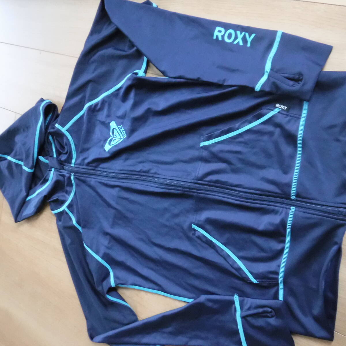 税不要特価 新品!ROXY ロキシー 大きめマーク＆ロゴ入り ネイビー×ライトブルー ラッシュガード レディース Мサイズ♪_画像1