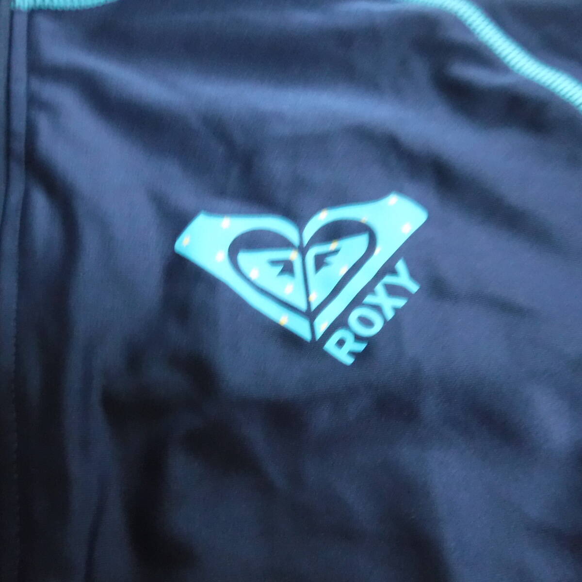 税不要特価 新品!ROXY ロキシー 大きめマーク＆ロゴ入り ネイビー×ライトブルー ラッシュガード レディース Мサイズ♪_画像2