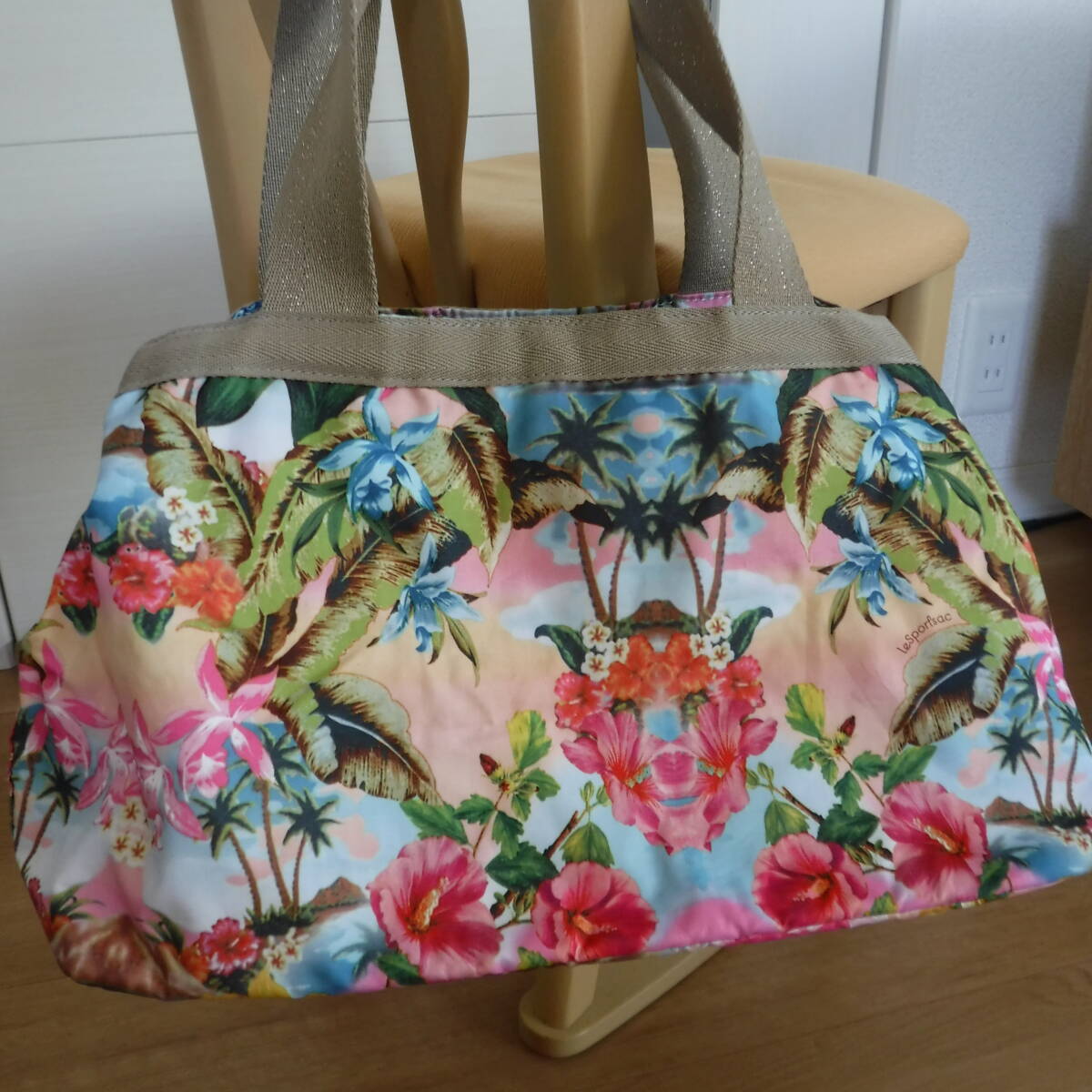 稅不要特価 ハワイ柄☆美品!LESPORTSAC レスポートサック ハワイアンボタニカル柄 ポケットたくさん トートバッグ?モリー①