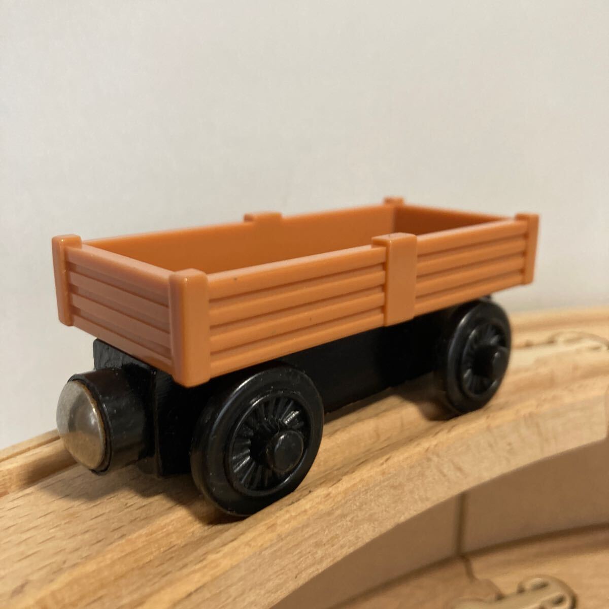 超レア 廃版コレクション! 木製レール PRESENT CARGO CAR 超レア 廃版コレクション! 木製レール PRESENT CARGO CAR