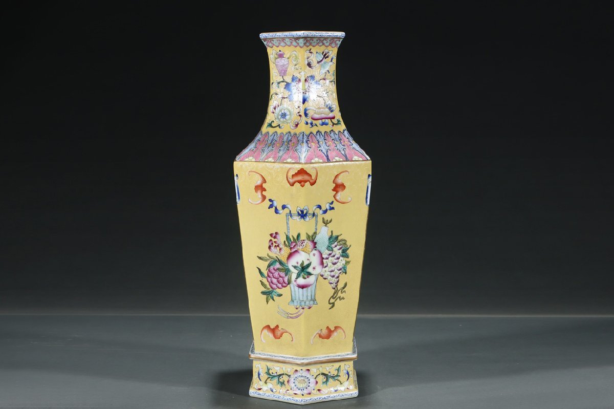 安】清時代 黄地粉彩開窗山水図描金六方瓶 焦秉貞絵 絹本【磁器