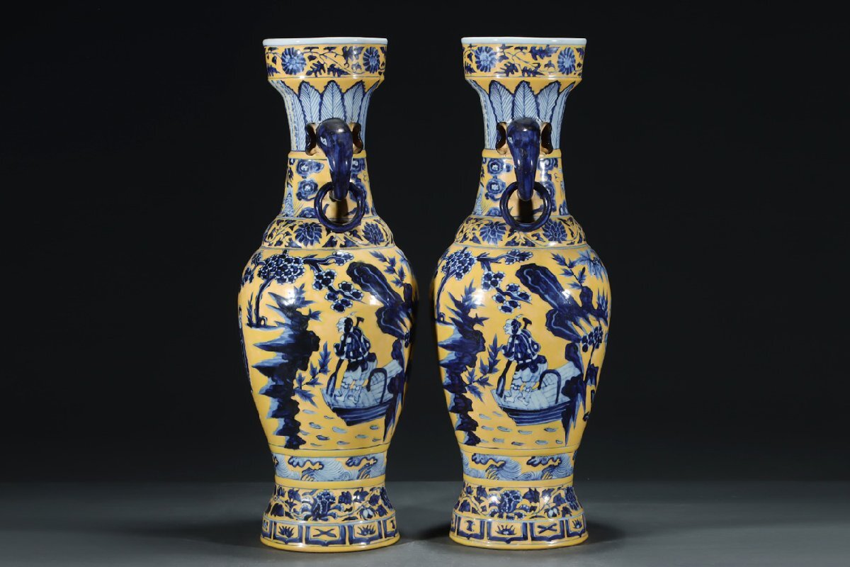 安】元時代 黄地青花人物紋象耳瓶一対 郎世寧絵 絹本【磁器瓶図 安】元時代 黄地青花人物紋象耳瓶一対 郎世寧絵 絹本【磁器瓶図