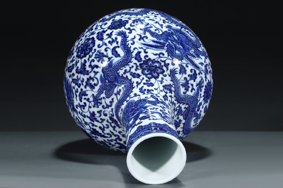 安】清時代 青花纏枝花卉龍紋天球瓶 郎世寧絵 絹本【磁器瓶図