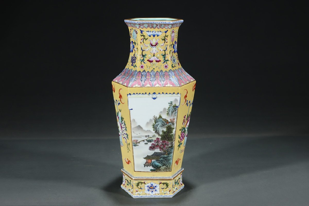 安】清時代 黄地粉彩開窗山水図描金六方瓶 焦秉貞絵 絹本【磁器 安】清時代 黄地粉彩開窗山水図描金六方瓶 焦秉貞絵 絹本【磁器