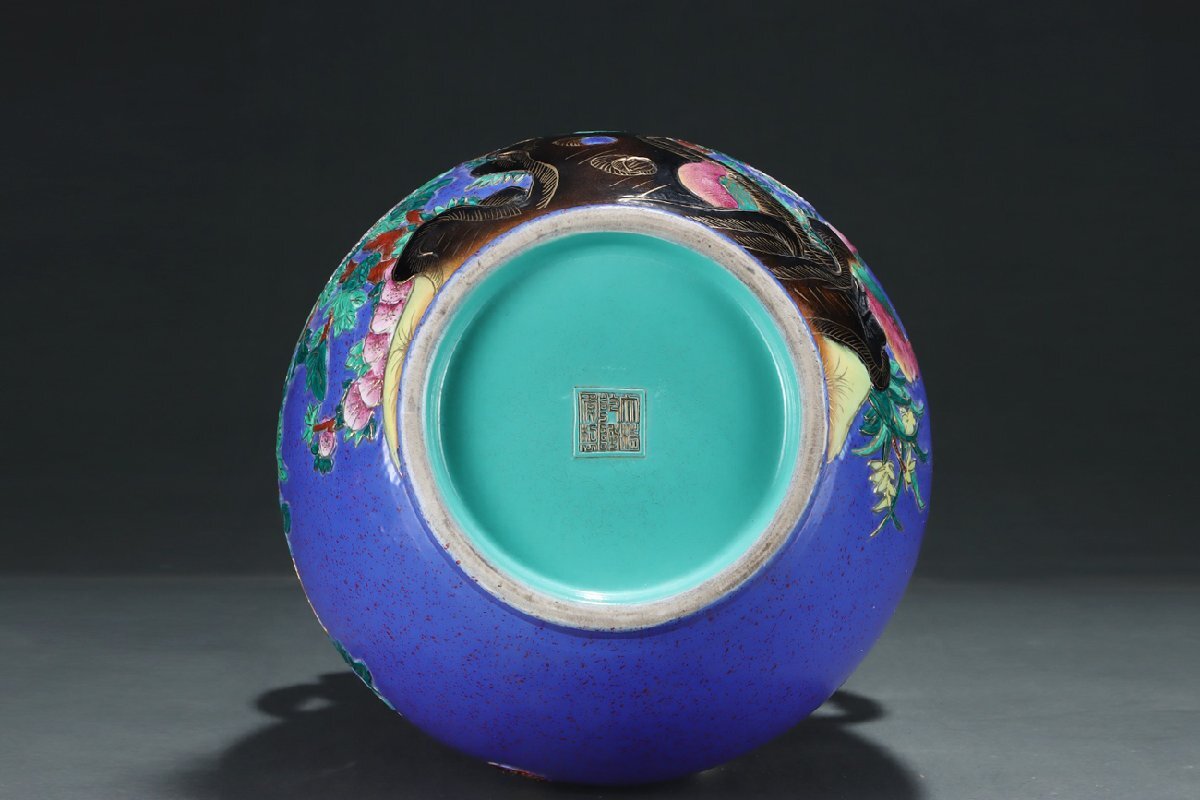 安】清時代 藍釉琺瑯彩彫刻花鳥紋描金双耳尊 郎世寧絵 絹本 安】清時代 藍釉琺瑯彩彫刻花鳥紋描金双耳尊 郎世寧絵 絹本
