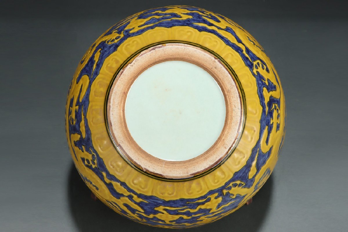 安】明時代 青花黄釉龍紋盆 郎世寧絵 絹本 【磁器瓶図】掛け軸 安】明時代 青花黄釉龍紋盆 郎世寧絵 絹本 【磁器瓶図】掛け軸