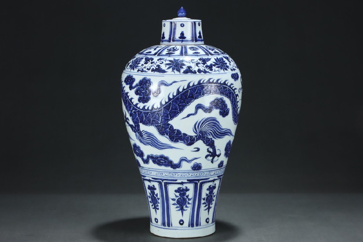 安】元時代 青花纏枝花卉雲龍紋梅瓶 郎世寧絵 絹本【磁器瓶図 安】元時代 青花纏枝花卉雲龍紋梅瓶 郎世寧絵 絹本【磁器瓶図