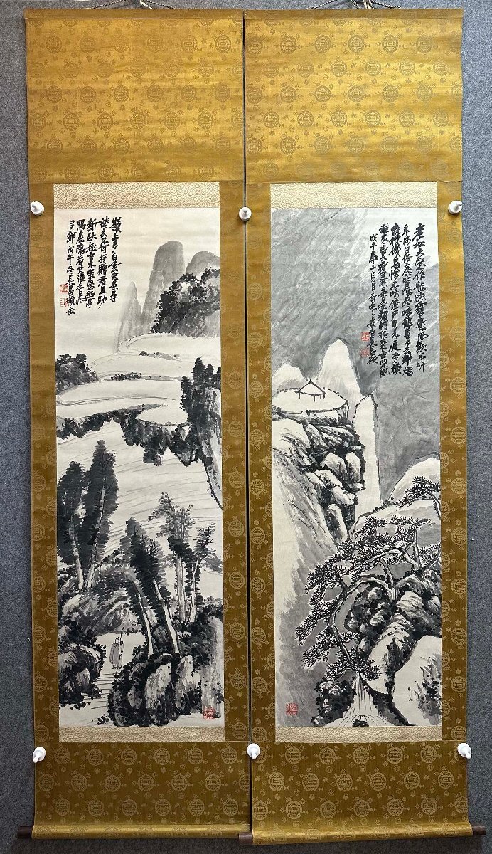 安】中国近時代画家「呉昌碩書」紙本「山水図対屏」掛軸 共箱 安】中国近時代画家「呉昌碩書」紙本「山水図対屏」掛軸 共箱
