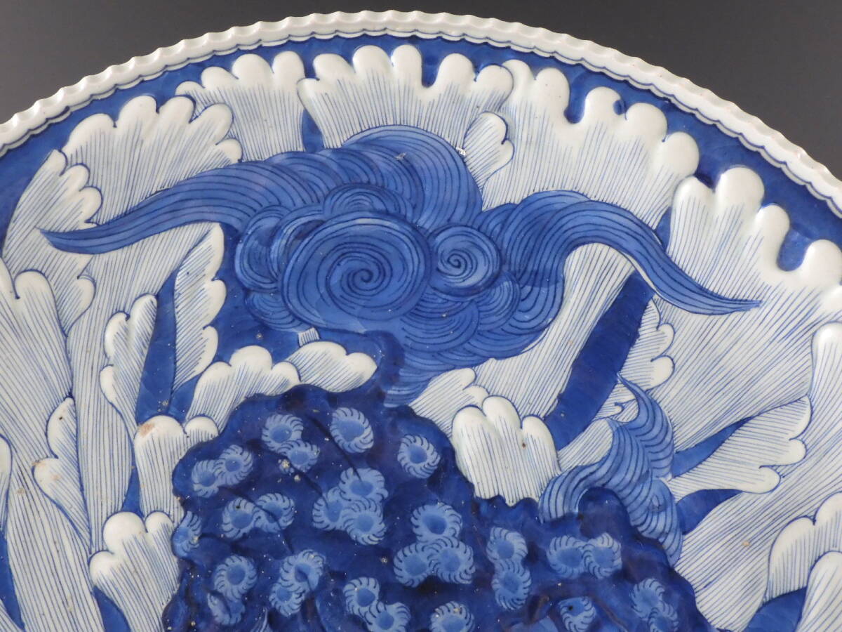 ◇堂◇古伊万里 染付 陽刻 獅子 牡丹図 大飾皿 47cm 江戸期 ◇堂◇古伊万里 染付 陽刻 獅子 牡丹図 大飾皿 47cm 江戸期
