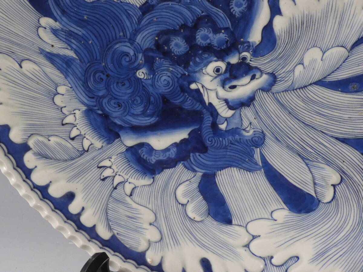 ◇堂◇古伊万里 染付 陽刻 獅子 牡丹図 大飾皿 47cm 江戸期 ◇堂◇古伊万里 染付 陽刻 獅子 牡丹図 大飾皿 47cm 江戸期