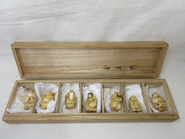 当時物【根付】象牙風根付 銘有/七福神/縁起物/箱付/堤げ物/細密 当時物【根付】象牙風根付 銘有/七福神/縁起物/箱付/堤げ物/細密