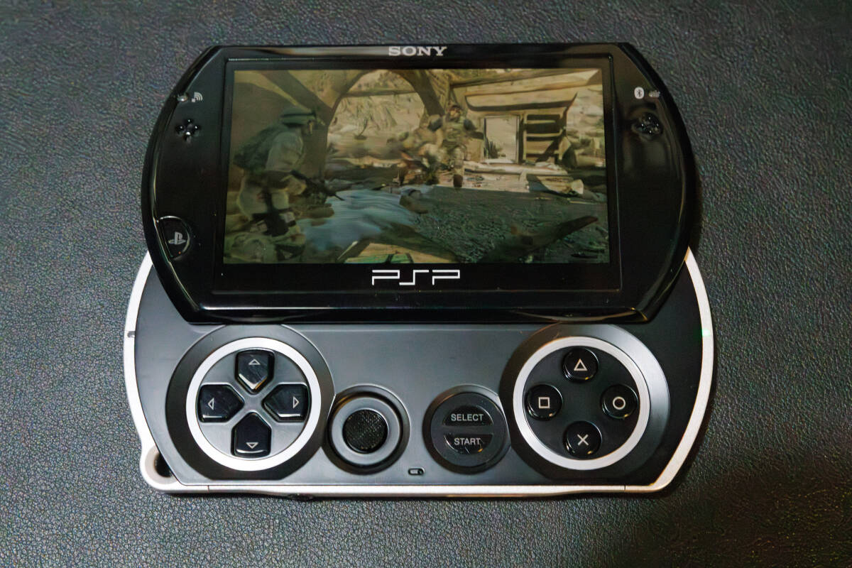 本体SONY PSP go PSP-N1000+USBケーブル+ケース ワンオーナー 本体SONY PSP go PSP-N1000+USBケーブル+ケース ワンオーナー
