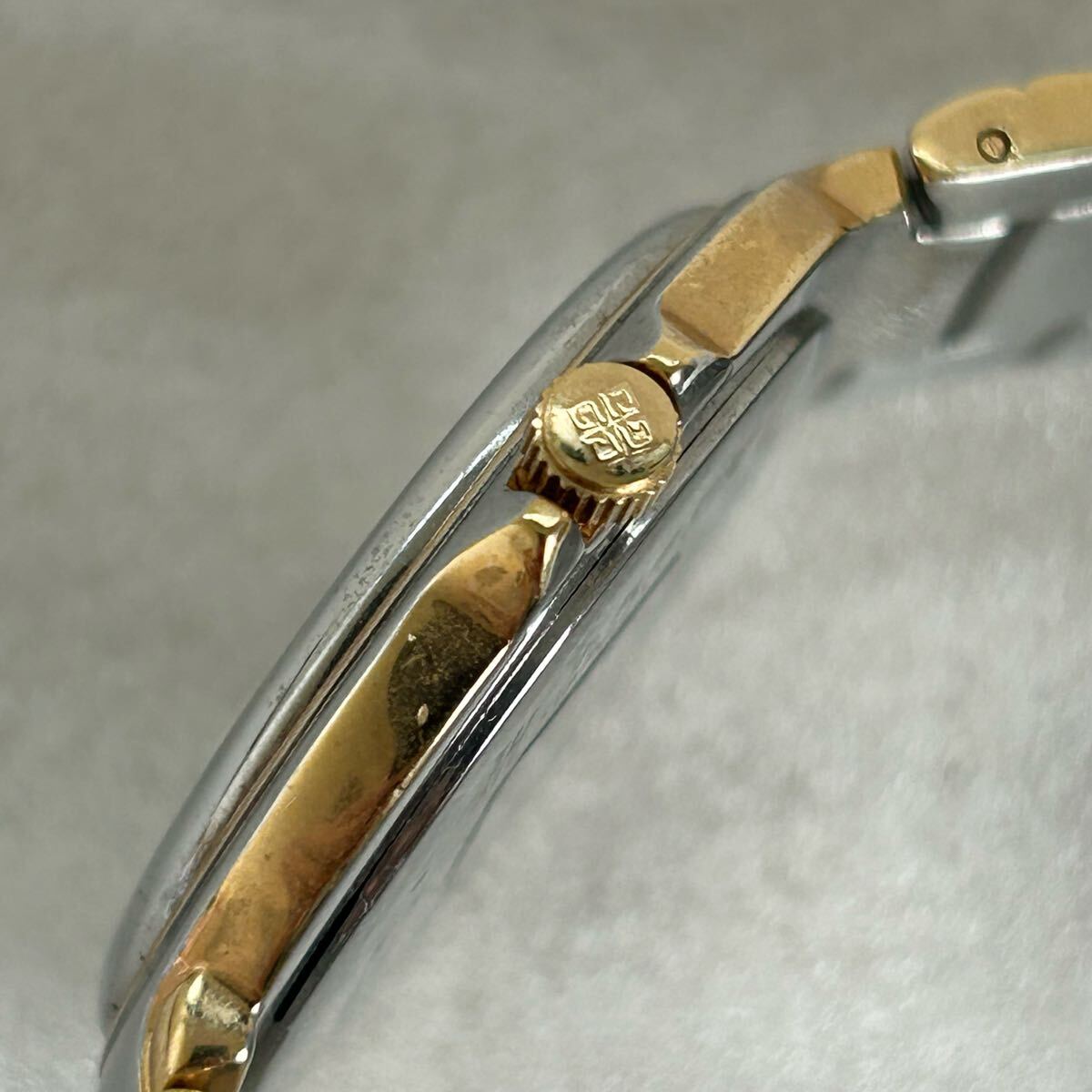 1000円〜 GIVENCHY 腕時計 稼働品 ジバンシー SWISS MADE QUARTZ 1000円〜 GIVENCHY 腕時計 稼働品 ジバンシー SWISS MADE QUARTZ