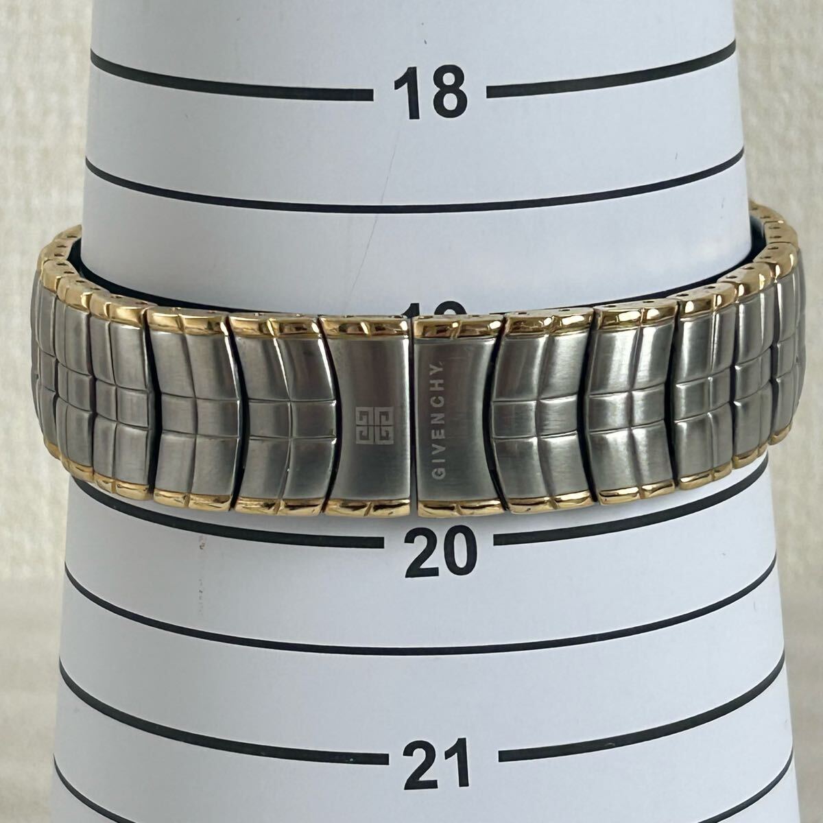 1000円〜 GIVENCHY 腕時計 稼働品 ジバンシー SWISS MADE QUARTZ 1000円〜 GIVENCHY 腕時計 稼働品 ジバンシー SWISS MADE QUARTZ