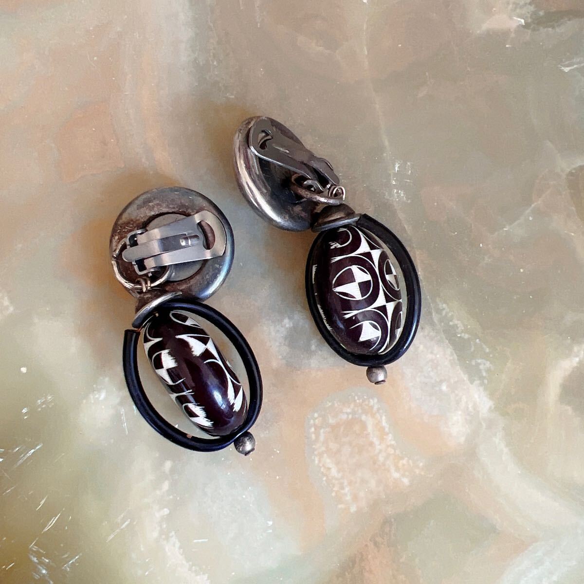 70's ヴィンテージイヤリング モノトーン シルバー 幾何学 グラフィックモチーフ 白 黒 vintageジュエリー アクセサリー クリップ式_画像2