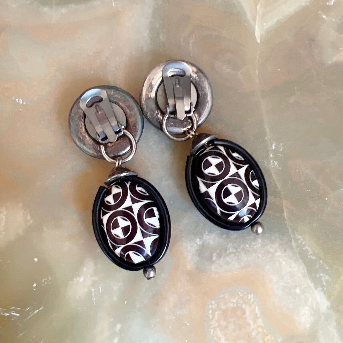 70's ヴィンテージイヤリング モノトーン シルバー 幾何学 グラフィックモチーフ 白 黒 vintageジュエリー アクセサリー クリップ式_画像3